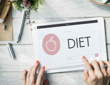 dijital tablet kullanan kadın