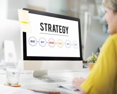 İş kadını ofiste çalışıyor.