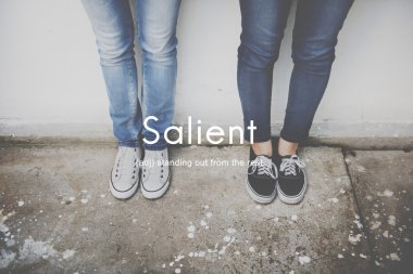 Kızlar duvara yakın daimi