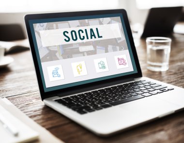 çalışma alanı tablo üstünde laptop