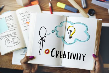 Kağıt günlüğü elinde tutan kişi