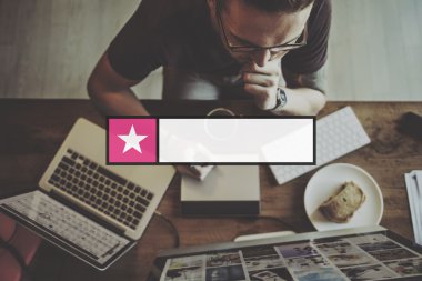 Bilgisayarda çalışan adam 