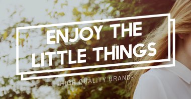 Yürüyen genç kadın