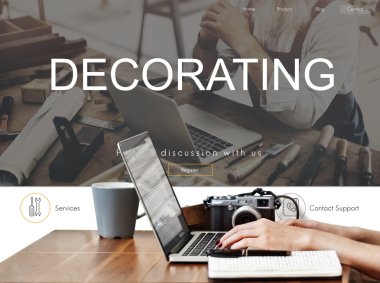 Masada dizüstü bilgisayar kullanan kadın