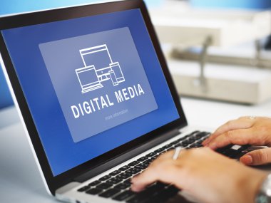 Dizüstü bilgisayarla çalışan kadın