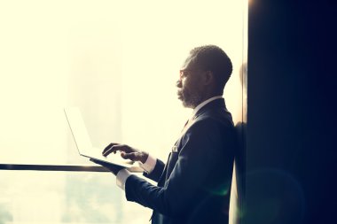 Dijital aygıt kullanarak iş adamı