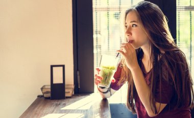 Kafede kokteyl içen kadın.