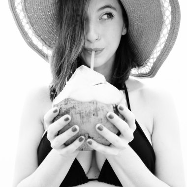 güzel kadın--dan Hindistan cevizi içme 