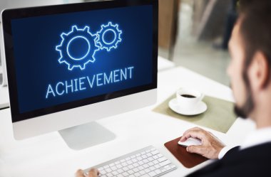 Ofiste çalışan bir iş adamı.