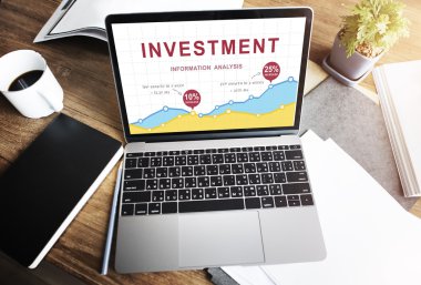 ekrandaki bilgileri ile dizüstü bilgisayar