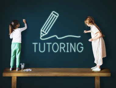 Yazı tahtası üzerinde çizim kızlar
