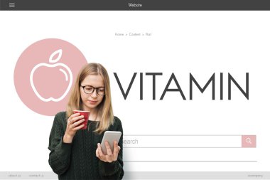 smartphone ve kırmızı Kupası kızla