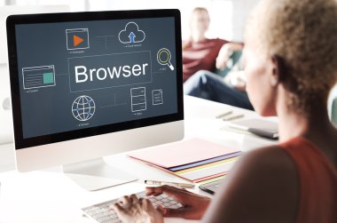 Bilgisayarda çalışan iş kadını 