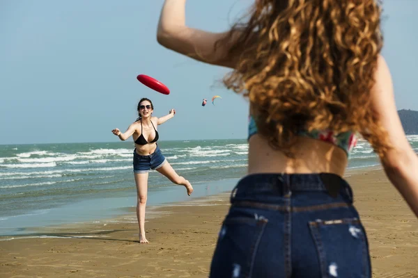 Hermosas mujeres jugando frisbee —  Fotos de Stock