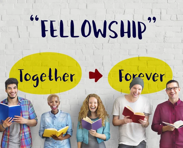 bir grup insan kitap tutan