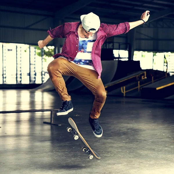 年轻人与滑板跳 — 图库照片