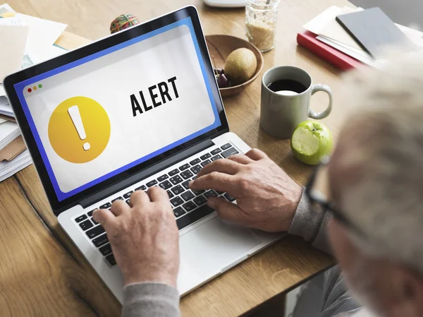 Kıdemli dijital dizüstü bilgisayar kullanan adam 