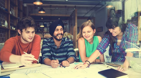 Kafede çalışan mimar öğrenciler