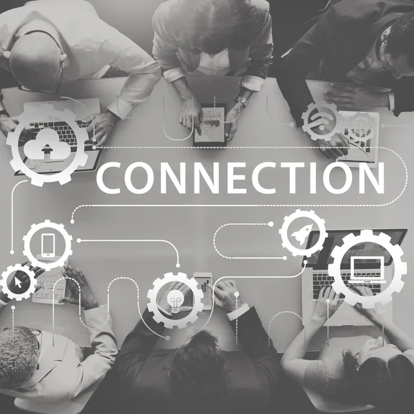 İş adamları birlikte çalışıyor.