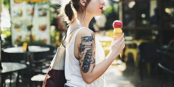 Frau mit Eis im Arm — Stockfoto