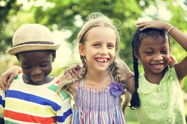 Niños multiétnicos al aire libre —  Fotos de Stock