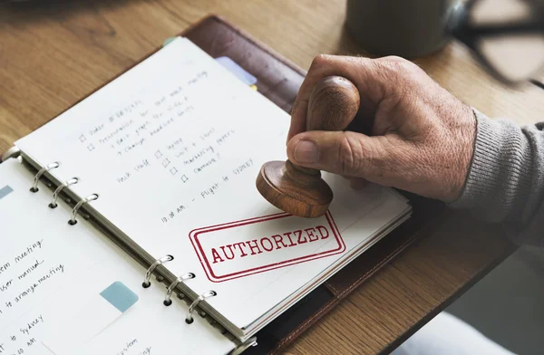 Hombre poniendo sello en cuaderno de papel —  Fotos de Stock