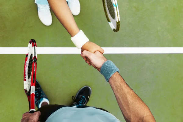 Jogadores de tênis apertando as mãos — Fotografia de Stock