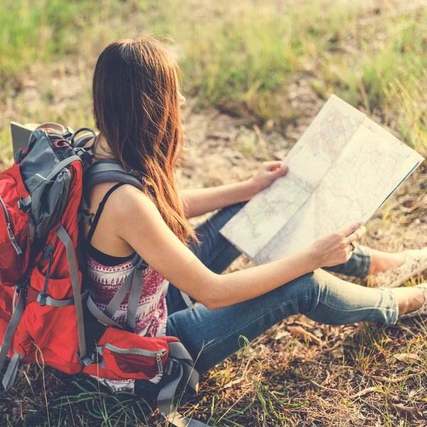 Mochileiro menina com mapa — Fotografia de Stock