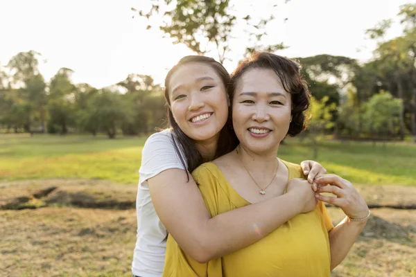 mutlu Asya anne ve kızı