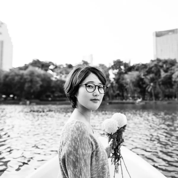 Çiçekli Asyalı kız