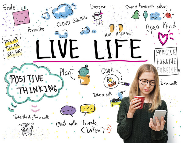 девушка со смартфоном и красной чашкой
