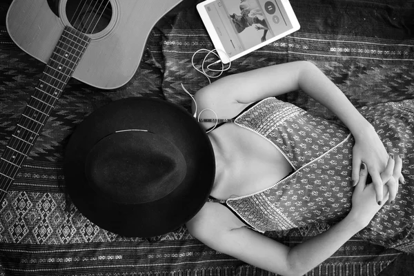 Kvinna med hatt på filt — Stockfoto