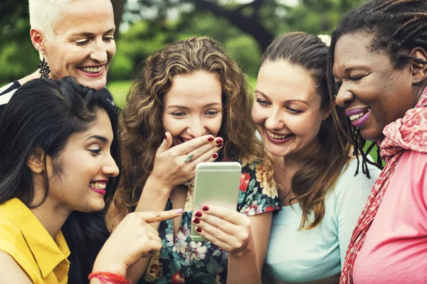 Kadın Smartphone vasıl arıyor  