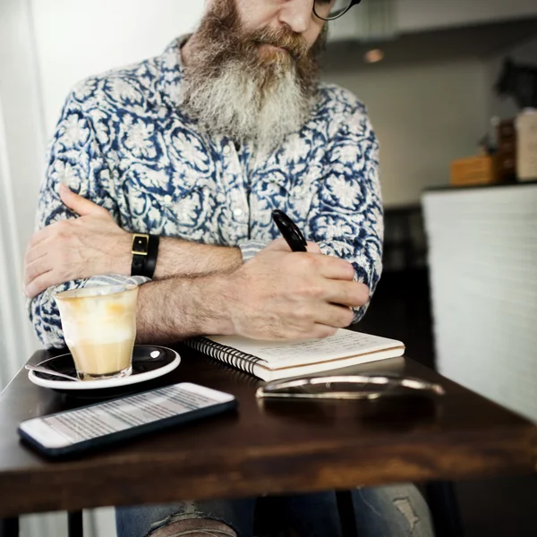 Старшеклассник в кафе — стоковое фото