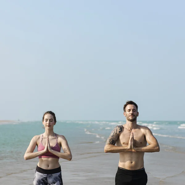 Couple doing Yoga on Beach — Stock Photo, Image