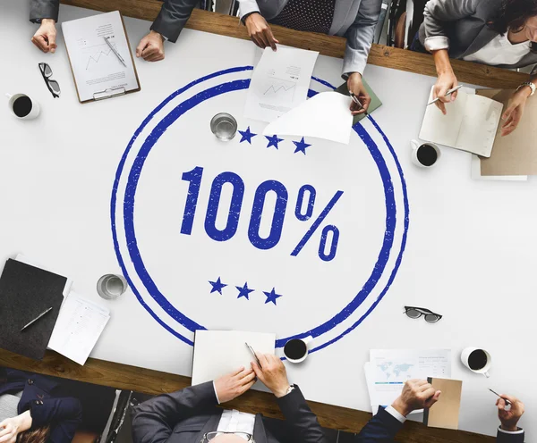 İş adamları birlikte çalışıyor.