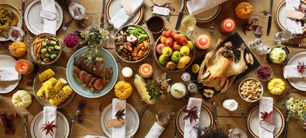 Table servie avec de délicieux aliments — Photo