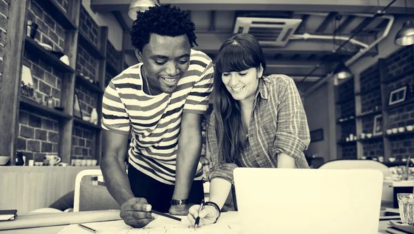 Kafede çalışan mimar öğrenciler