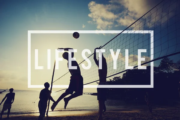 Mensen spelen volleybal op strand — Stockfoto