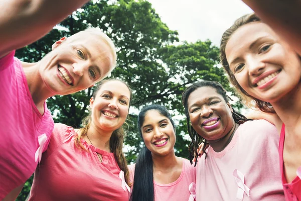 Les femmes se soutiennent mutuellement — Photo