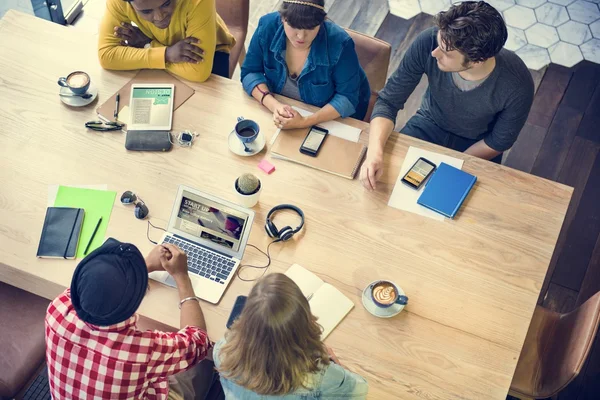 Studenten leren samen — Stockfoto