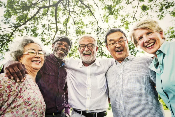 Kıdemli arkadaşlar park eğlenmek