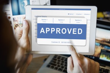 Dijital tablet kullanan adam  