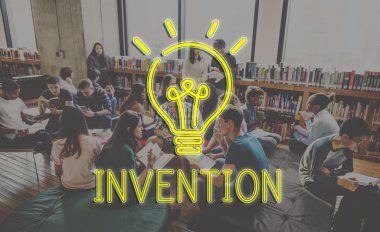 Üniversite kitaplığında okuyan öğrenciler