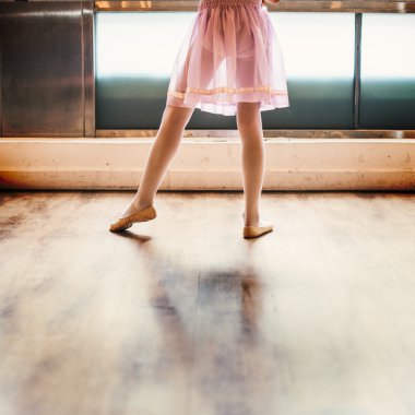 Genç balerin pratik yapıyor