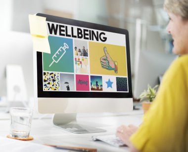 İş kadını ofiste çalışıyor.