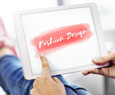 Dijital tablet elinde tutan kişi