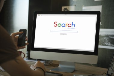 bilgisayarda çalışan adam