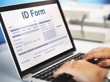 Dizüstü bilgisayarla çalışan kadın