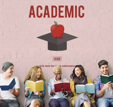 kitap tutan ve gülümseyen insanlar